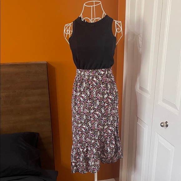 Ardene Duo Floral Asymmetrical Hem Ruffle Skirt and Basic Black Top - Size L - Picture 2 of 16